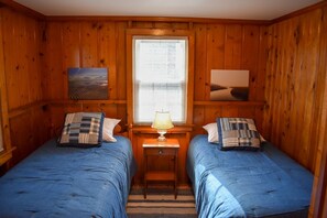 3 bedrooms, iron/ironing board, free WiFi - 3 bedroom home with updated kitchen and bath! (Dennis Port)