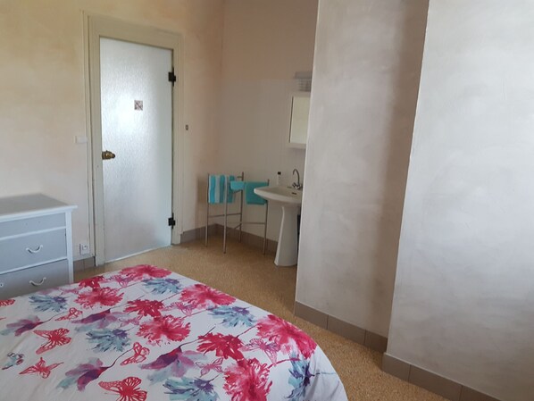 4 bedrooms, WiFi, bed sheets