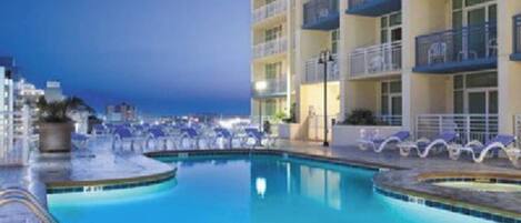 Utendørsbasseng og et oppvarmet basseng