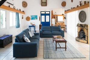 Smart TV, chimenea, reproductor de DVD y libros