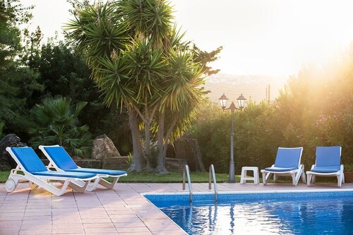 Luxurious, Spacious, FULLY air conditioned villa set in a serene environment!