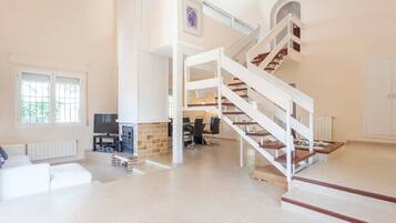 Una televisión, una chimenea, una mesa de tenis de mesa