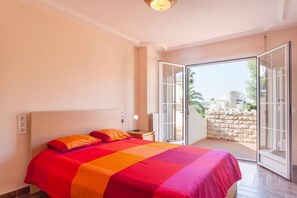 3 bedrooms, iron/ironing board, WiFi, bed sheets