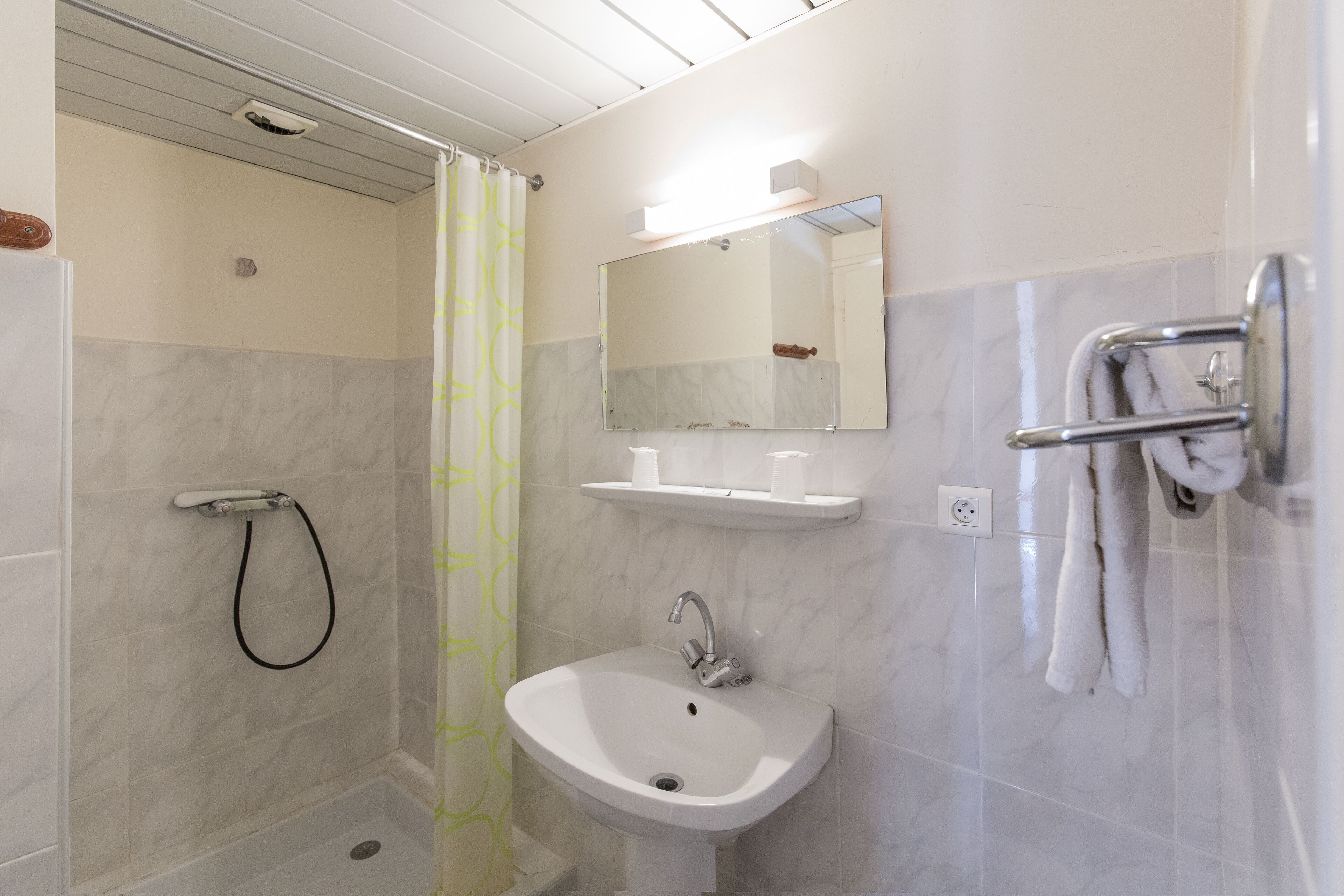 Secador de pelo, toallas