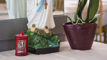 Serveert ontbijt, lunch en diner