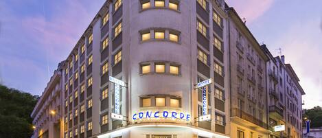 Vista frontal de la propiedad por la tarde o noche