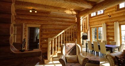 Maison de vacances de luxe en bois rond n ° 1 avec sauna, chauffage au sol, cheminée