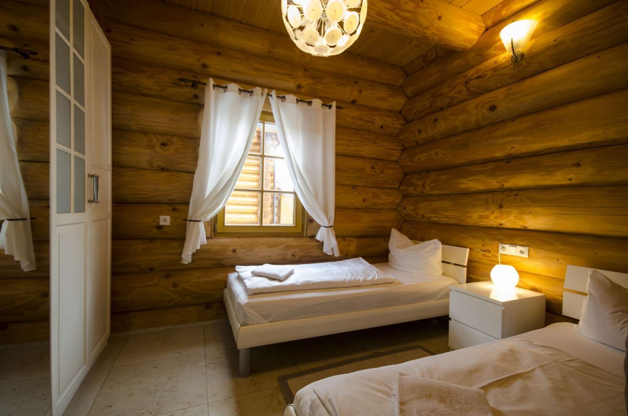 6 bedrooms, desk, iron/ironing board, WiFi