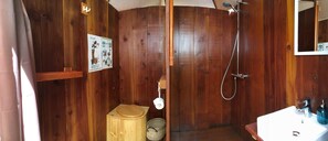 Shower, rainfall showerhead, towels - Tui's Nest Glamping (Villentrois-Faverolles-en-Berry)