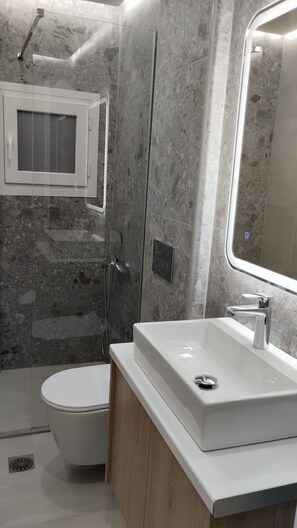 Combined shower/bathtub, towels, soap