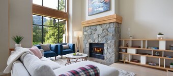 4BR/5BA on Golf Course-Private HT, Gondola Parking
