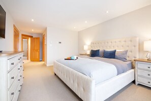 4 bedrooms, desk, iron/ironing board, WiFi