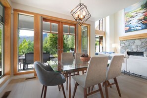 Dining - 4BR/5BA on Golf Course-Private HT, Gondola Parking (Whistler)