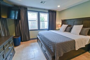 3 makuuhuonetta, työpöytä, silitysrauta/-lauta, ilmainen Wi-Fi