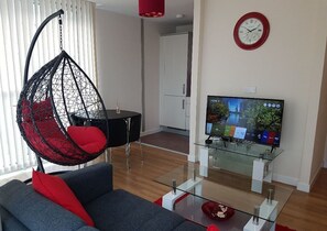 아파트, 침실 2개 | 거실 | 평면 TV