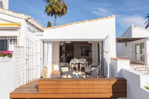 Outdoor dining - Amazing beachfront house with direct access to the sea. La Casita (Estepona)