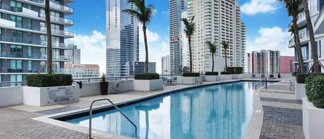 Inomhuspool och utomhuspool