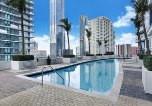 Indoor pool, outdoor pool - Luxury loft in Brickell (Miami)