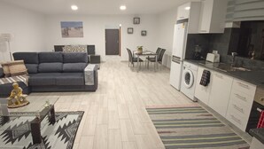 Un appartement moderne comprenant un espace de vie, un coin repas et une cuisine.