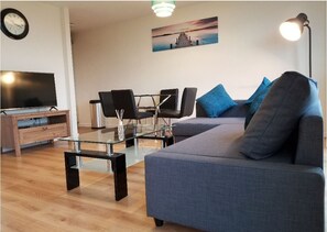 Interior - 47 Chelsea House - Q-zotica City Centre Apartments: Parking, City view & Smart gadgets (Milton Keynes)