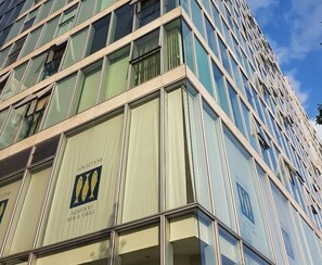 A modern building with a prominent logo for LOCHFYNE SEAFOOD BAR & GRILL on its facade. - 47 Chelsea House - Q-zotica City Centre Apartments: Parking, City view & Smart gadgets (Milton Keynes)
