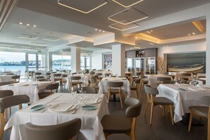 Serveert lunch en diner, stranduitzicht 