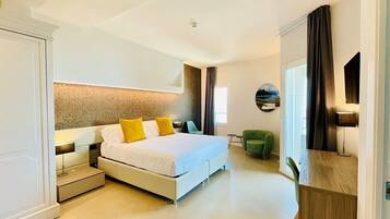 Habitación superior con 1 cama doble o 2 individuales, vistas al mar | Edredones de plumas, minibar, caja fuerte