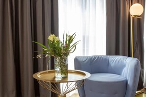 Deluxe tweepersoonskamer | Donsdekens, een minibar, een kluis op de kamer, een laptopwerkplek