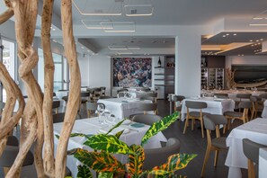 Bữa sáng buffet hàng ngày với phụ phí nhỏ 