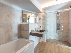 Deluxe-Doppelzimmer | Badezimmer | Haartrockner, Hausschuhe, Bidet, Handtücher