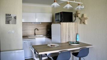 Réfrigérateur, micro-ondes, four, plaque de cuisson