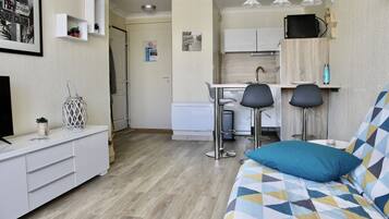 1 habitación, tabla de planchar con plancha y cuna de viaje