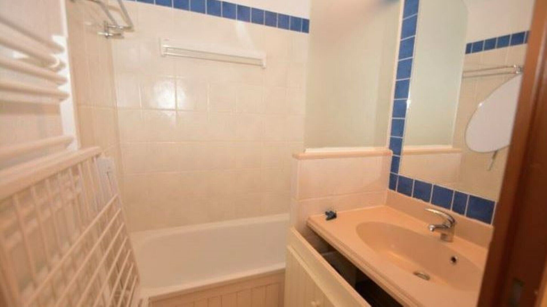 Ein Badezimmer mit einer Badewanne, einem Waschbecken und einem Spiegel.