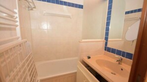 浴缸、風筒、番梘、廁紙