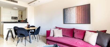 Televisor, llibres i oficines