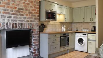 Oven, dishwasher, cookware/dishes/utensils, freezer