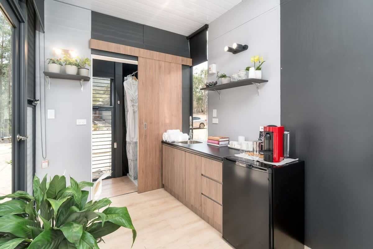 Refrigerador, microondas, cafetera/tetera, utensilios de cocina