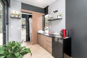 Refrigerador, microondas, cafetera y tetera y utensilios de cocina 