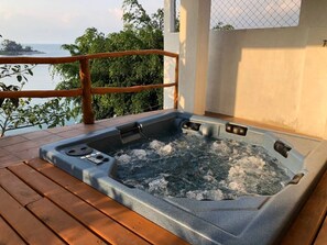 Outdoor spa tub - CasaDePiedra, CerroDeOro, LagoAtitlan, Brand New (Sector Tzanguacal)
