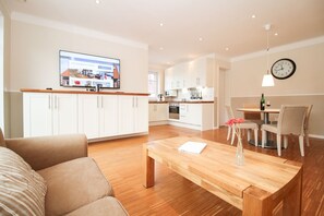 Un apartamento moderno con sala de estar, cocina y comedor.
