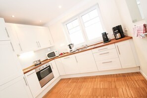 Deluxe-Apartment | Eigene Küche | Großer Kühlschrank, Mikrowelle, Ofen, Herdplatte