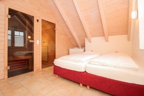 Deluxe Condo | Blackout drapes, soundproofing, iron/ironing board, travel crib - Logierhaus-Greetsiel (Krummhoern)