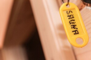 Un llavero amarillo con la palabra "SPITZ" escrita.
