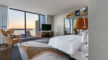 Hypo-allergenic bedding, minibar, in-room safe, desk