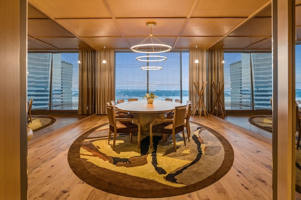 Breakfast and dinner served, ocean views