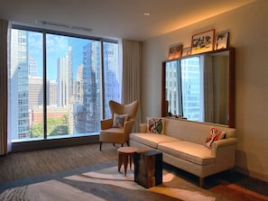 Premier King | Living area | 55-inch flat-screen TV with digital channels, TV - Lotte Hotel Seattle (Seattle)