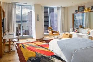 Hipoallergén ágynemű, minibár, széf a szobában és íróasztal