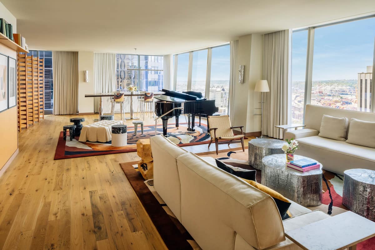 Presidentiële suite | Hypoallergeen beddengoed, een minibar, een kluis op de kamer, een bureau