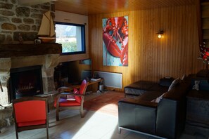 Televisie, een open haard, boeken en een stereo