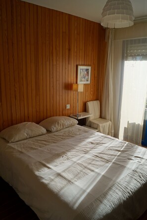 4 bedrooms, iron/ironing board, WiFi